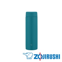 一個藍綠色、0.6L的不鏽鋼一體式中栓旋蓋式真空保溫保冷杯，杯身上印有象印的標誌。