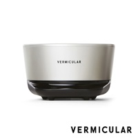 日本Vermicular IH琺瑯鑄鐵鍋，鍋身為淺金色，底部為黑色，設計簡約現代。