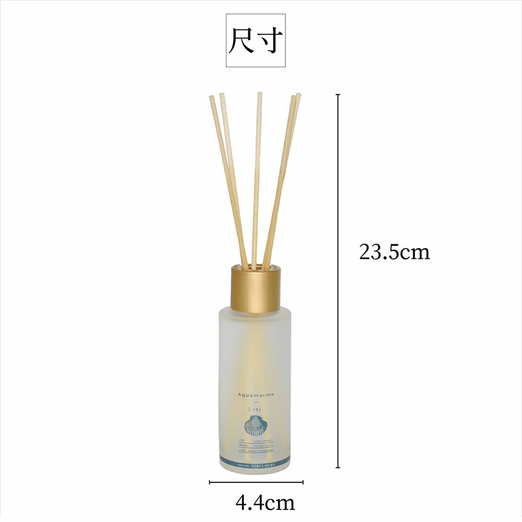 一瓶帶有金色瓶蓋的擴香竹，瓶身為霧面，上面標有「Aquamarine」字樣，整體高 23.5 公分，寬 4.4 公分。