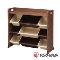 木質天板的玩具收納架，分為三層，每層有兩個收納盒，共有六個收納盒。收納盒有米白色和深棕色兩種顏色，交錯排列。收納架側邊有提把設計，方便移動。