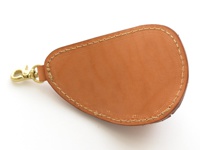 淺棕色皮革餃子造型零錢包，附有黃銅掛鉤和手工縫線。