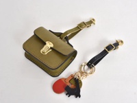 ストラップ側はミニチュア鞄(KF-14)の取手にひっかけたり、キーホルダーを束ねるといった使い方ができます。