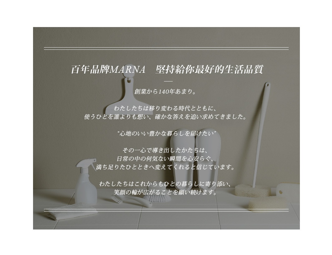 白色廚房清潔刮板，配有噴霧瓶、白色抹布和圓形清潔刷，背景為淺灰色。