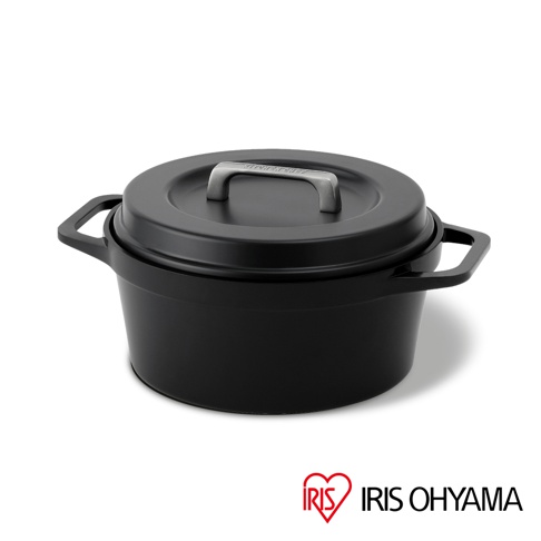 IRIS OHYAMA COCOTO 萬用無水調理鍋20cm SMKSN-S20 黑色，鍋身帶有兩個鍋耳，鍋蓋中間有金屬把手，把手上印有 KITCHEN CHEF 字樣。