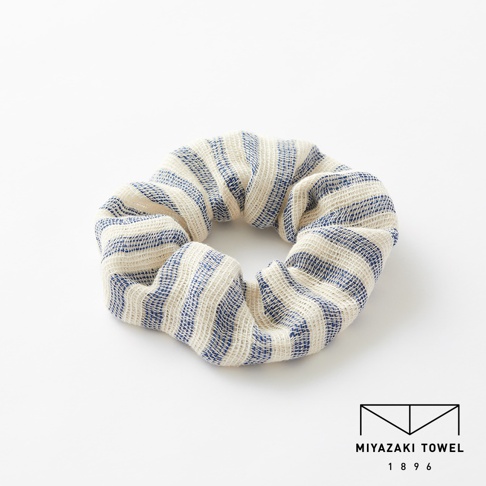 一條今治有機匹馬棉雙色彈力髮圈，帶有藍色與米白色條紋，材質輕柔有彈性。