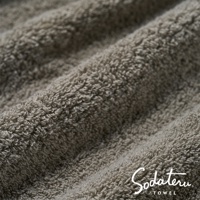 feel 輕蓬快乾恆柔雲感毛巾，近距離特寫，展示其細緻柔軟的絨毛質感，毛巾為淺灰色調。