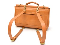 職人手作皮革屋瓦風兩用側背包 (CW-147) M，呈現原色皮革材質，帶有金屬扣環及縫線細節，可作後背包或側背包使用。