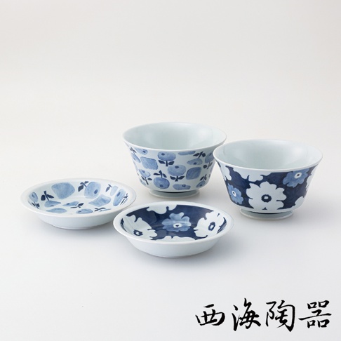 波佐見燒藍花紋四件式丼飯碗盤組，包含兩個深碗與兩個淺盤，均以白色瓷器為底，繪有藍色漸層的花朵與葉片圖案。
