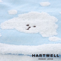 COCO醬今治純棉點點紗布毛巾，淺藍色紗布底，織有立體白色點點圖案，其中一個點點圖案呈現可愛的狗狗臉部造型，狗狗臉部為刺繡棕色眼睛和鼻子。