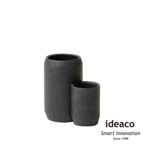 一組深灰色砂岩材質的廚具收納筒，一個較高，一個較矮，表面帶有細小的顆粒紋理。
