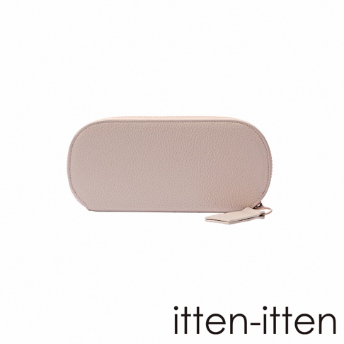 itten-itten 品牌淡粉色荔枝紋皮革圓角長夾，帶有同色系皮革拉環，背景為白色。