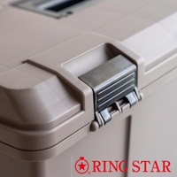 淺褐色塑膠收納箱，特寫其側邊的銀灰色金屬扣環和提把，箱體表面有結構線條。