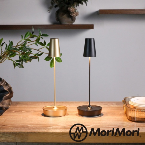 兩盞金屬復古氛圍燈，一盞為金色，另一盞為黑色，皆有圓形底座與細長燈桿，燈罩呈錐形。