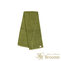 一條橄欖綠的今治純棉掛脖毛巾，質地柔軟，邊緣有細緻的縫邊，右下角有一個白色的小標籤。