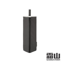 深灰色捲髮棒收納袋，材質似皮革，配有黑色拉鍊和同色系掛繩。