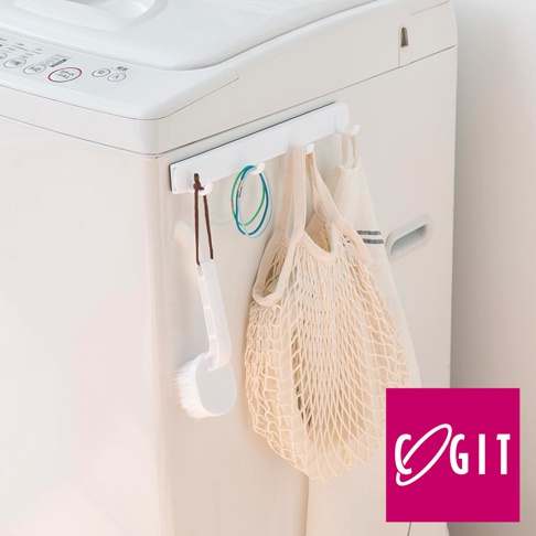 白色磁吸式伸縮掛鉤，裝有四個掛鉤，掛有網狀袋、毛巾和清潔刷。