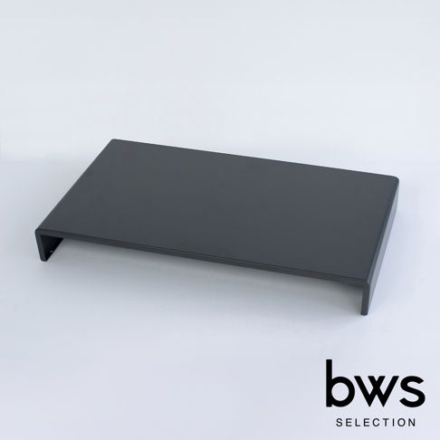 這是一款由 bws SELECTION 推出的黑色極簡風格瓦斯爐空間多功能置物架，採金屬材質製作，呈現倒 U 型的簡約設計，從上方視角展示其平整的置物平台。