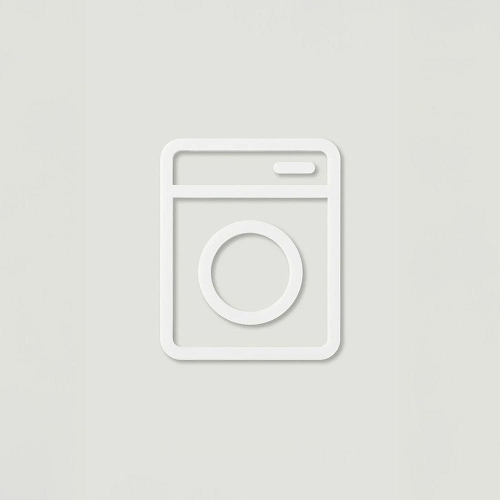 簡約白色洗衣機圖標，具有圓形門和頂部控制面板的輪廓設計，背景為淺灰色。