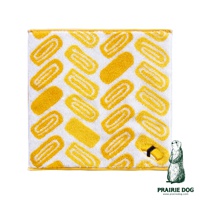 白色方巾上有黃色壽司造型的提花圖案，邊緣有黃色滾邊。