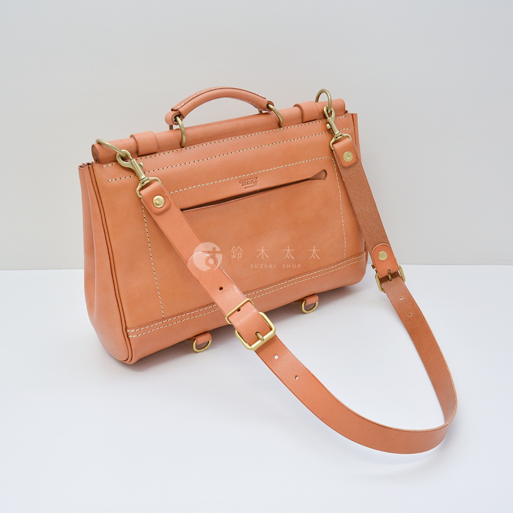 日本HERZ職人手作皮革屋瓦風側背包，淺棕色皮革材質，附有可拆卸和調整長度的斜背帶，金屬扣環設計。