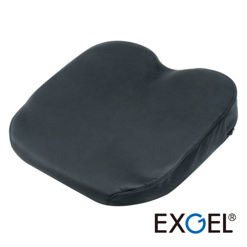 這是一張日本EXGEL品牌THE OWL 3D高階款坐墊的產品圖，黑色皮革材質的坐墊呈現略帶心形的圓潤輪廓，設計符合人體工學，右下方印有EXGEL品牌標誌。