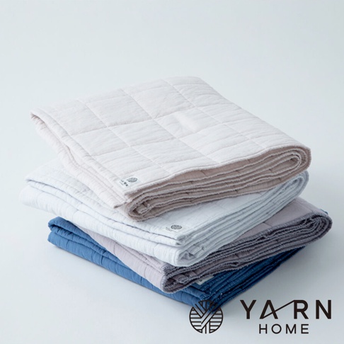 UKIHA 脫脂棉混紗速乾格紋浴巾，堆疊展示米白、淺灰、淡紫與深藍四種顏色，格紋縫線分明，質感細膩。