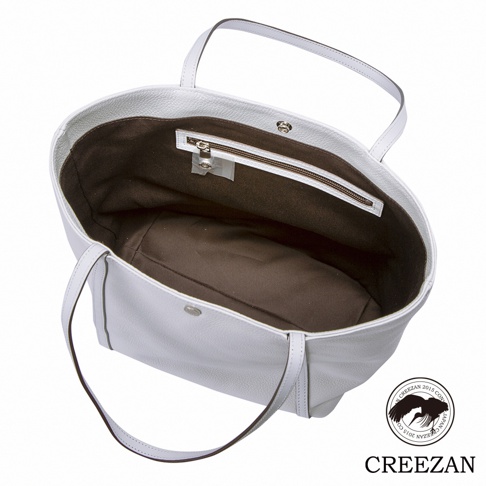 淺灰色荔枝紋皮革大容量肩背托特包，內襯為棕色，設有拉鍊內袋和磁扣。