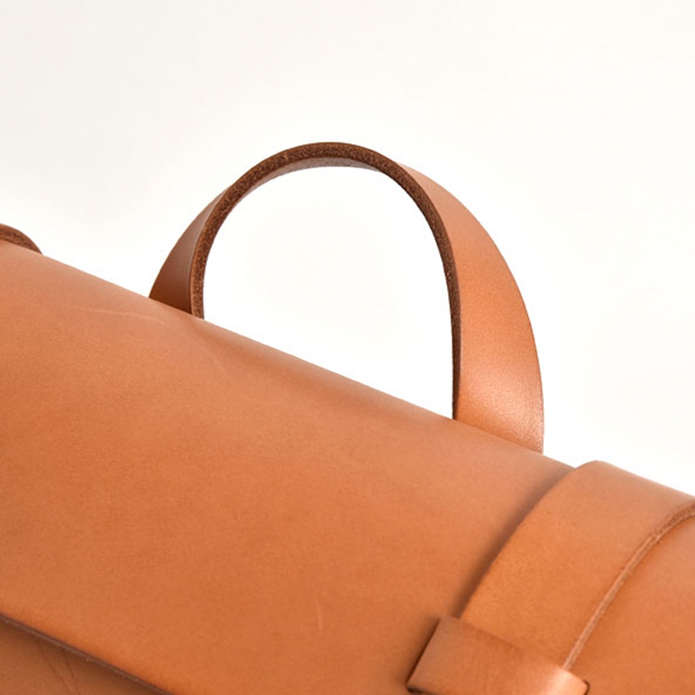 職人手作皮革後背包R-31，厚實版，以天然皮革製作，呈現溫潤的焦糖棕色，設計簡約，注重細節與質感。