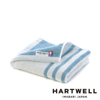 一條由今治製造的薄毛巾，採用藍色與白色條紋設計，質地柔軟，帶有 HARTWELL LOGO 標籤。