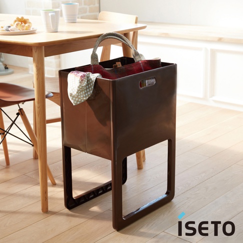 棕色折疊高腳置物籃，附有格紋布料和圓點花紋布料，籃身有提把，底部有方形簍空設計。