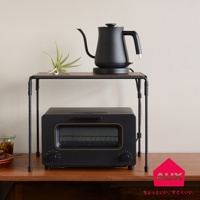 BOW 廚房工業風單層置物架，黑色金屬支架搭配木紋層板，上方置有黑色細嘴電水壺，下方擺放黑色烤箱。