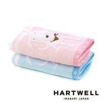 兩條今治純棉紗布浴巾疊放，上方為粉紅色，印有白色小狗圖案及粉白色條紋；下方為淺藍色，印有白色小狗圖案及藍白色條紋。