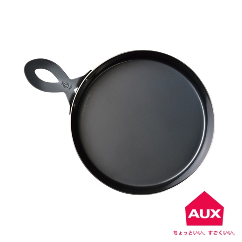 leye 披薩小鐵鍋，黑色圓形鍋身，附帶黑色環狀把手，材質為鐵。