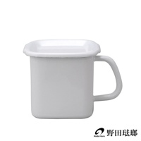 白色琺瑯材質的杯型儲物罐，帶有方形白色琺瑯蓋和弧形把手。