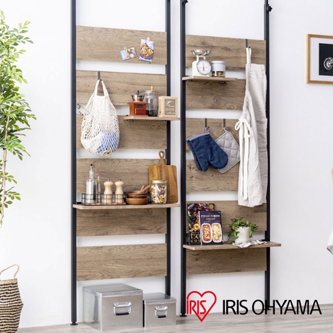 兩組頂天立地木質收納架，具有木紋面板和黑色金屬框架，架上擺放著廚房用品，如鍋具、調味料、餐具和裝飾品。