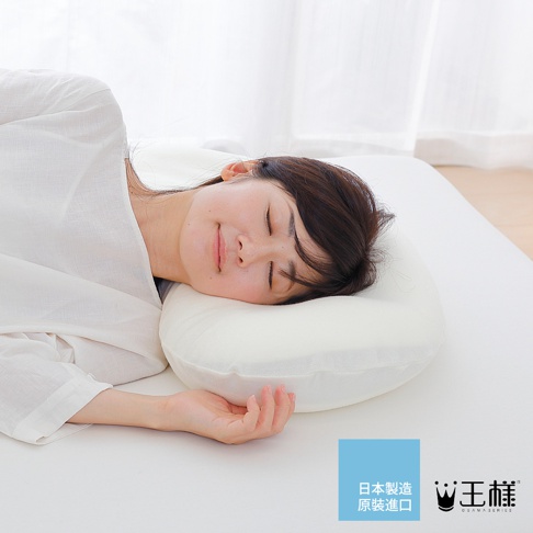 一位女性側臥，頭枕在一個柔軟的白色雲朵造型枕頭上，枕頭材質看起來像記憶棉。