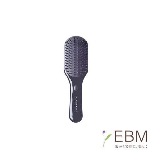 深灰色 E.遠紅外線能量梳，具有寬闊的梳頭和符合人體工學的握柄，梳齒密集，握柄處有品牌標誌。