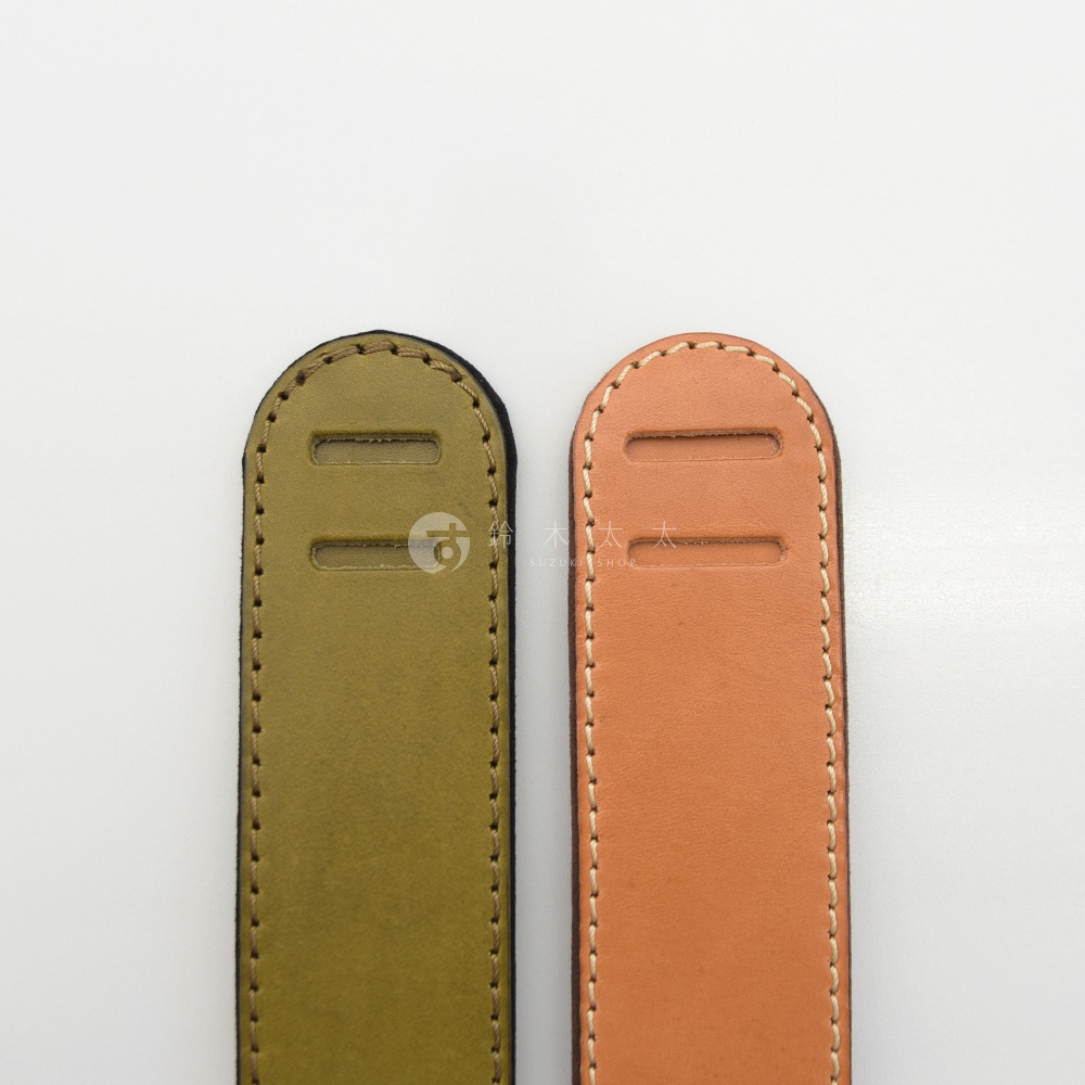 職人手作皮革Big肩墊，圖片展示橄欖綠與橘棕色兩款，皆為皮革材質，帶有兩條橫向的縫線開槽，邊緣有米色車縫線。