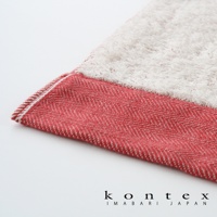 細節展示：一半是紅色斜紋編織（魚骨紋），另一半是白色短絨毛。兩部分之間有縫線分隔，邊緣有白色滾邊。