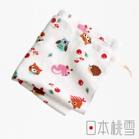 白色紗布方巾，印有卡通動物圖案，包括貓頭鷹、松鼠、刺蝟和狐狸，搭配紅色蘑菇和綠色葉子。