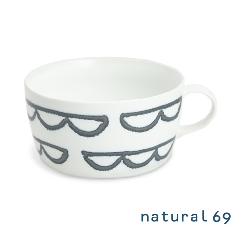 白色陶瓷湯杯，杯身飾有黑色手繪的層疊弧形圖案，附有單耳手把。