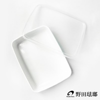 長方型淺型白色琺瑯保存容器，配有透明塑膠蓋，容器邊緣略圓潤，整體簡潔。