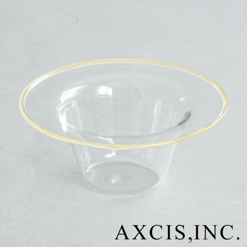 一個透明玻璃製成的深型點心碗，碗口邊緣帶有淺黃色裝飾，碗身呈圓筒狀，底部略收窄。