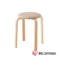 木質圓椅凳，有著圓形布面坐墊，四隻彎曲的木質椅腿，呈現自然木色，風格簡約。