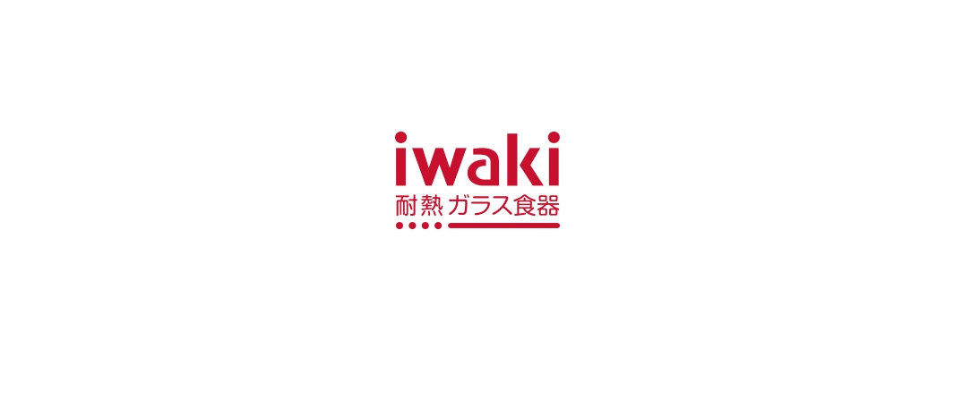 IWAKI品牌標誌，紅色字體「iwaki」上方有紅點，下方為「耐熱ガラス食器」，整體為白色背景。