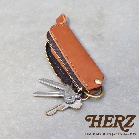 職人手作皮革Organ拉鍊鑰匙包，採淺棕色皮革，配有黃銅色拉鍊與掛環，可收納多支鑰匙。