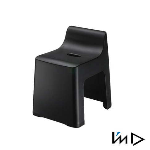 黑色RETTO曲面一體簡約椅凳，由光滑塑膠製成，設計簡潔，造型為方形座面與四個相連的支腳，座面中央有一個長形開孔，椅凳整體呈現流線型。