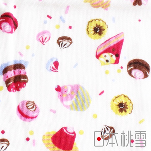 白色紗布毛巾上印有各種色彩繽紛的卡通甜點圖案，包括馬卡龍、杯子蛋糕、巧克力和糖果，營造出童趣風格。