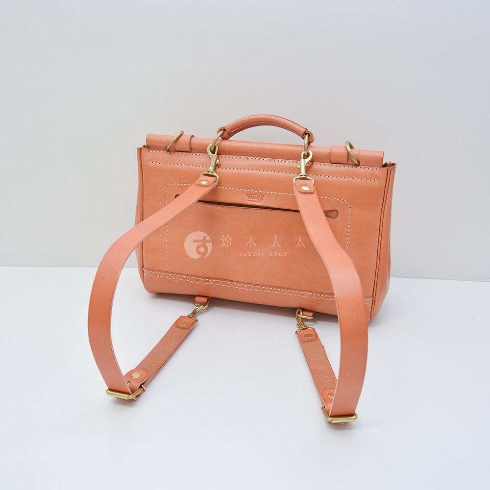 日本HERZ職人手作皮革屋瓦風側背包 CW-147，展示了其經典的橘色皮革材質，具有復古風格的設計，可作為背包或側背包使用。