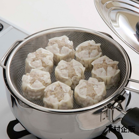 不鏽鋼料理濾網置於鍋中，網籃內擺放著八個蒸熟的燒賣，燒賣外皮呈現白色，內餡為肉末。